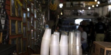 Francia aplaza la prohibición de vasos de plástico desechables de 2026 a 2030