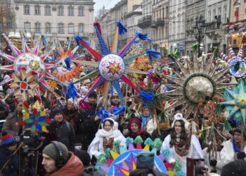 Villancicos y estrellas navideñas llevan unidad y esperanza a Ucrania en medio de guerra
