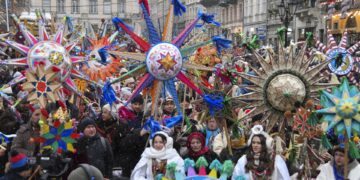 Villancicos y estrellas navideñas llevan unidad y esperanza a Ucrania en medio de guerra