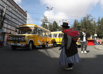 Gobierno boliviano pide diálogo a transportistas que se oponen a retirada de la subvención