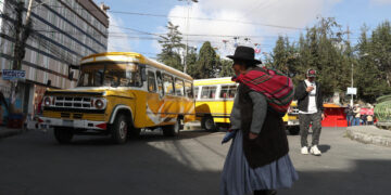 Gobierno boliviano pide diálogo a transportistas que se oponen a retirada de la subvención