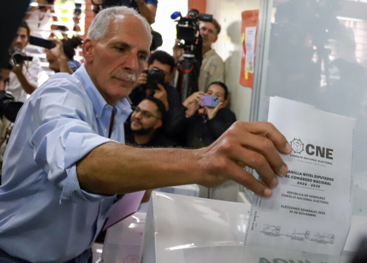 El candidato a la Presidencia de Honduras por el Partido Nacional, Nasry Asfura, deposita su voto en una urna este domingo / EFE