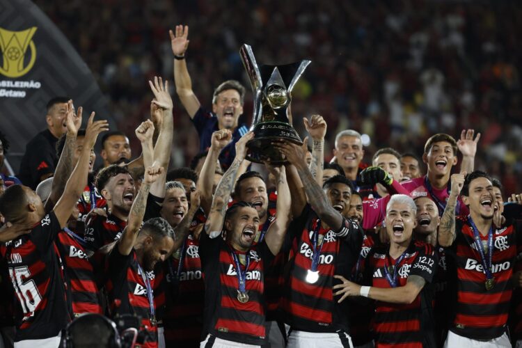 Los jugadores de Flamengo celebran con el trofeo del Campeonato Brasileño, tras ganarle a Ceará en el estadio Maracaná en Río de Janiero. EFE/Antonio Lacerda