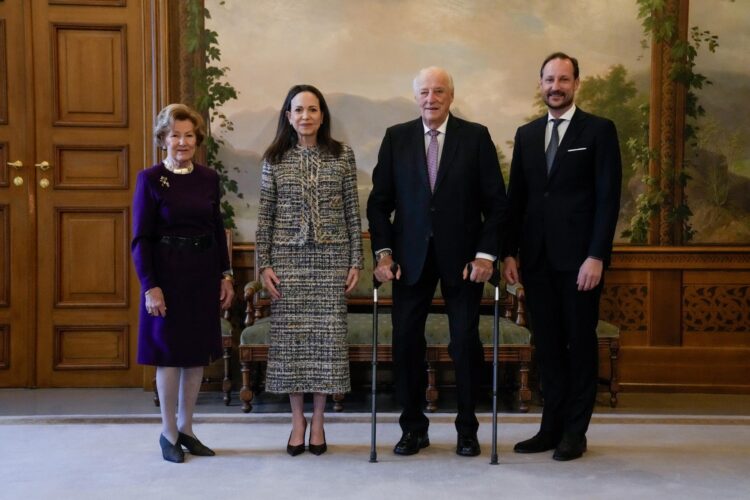 El rey Harald de Noruega (2-R), la reina Sonja (L) y el príncipe heredero Haakon (R) reciben en audiencia a la laureada con el Premio Nobel de la Paz Maria Corina Machado (2-L) en el Palacio de Oslo, Noruega, 12 de diciembre de 2025. Ella recibió el Premio Nobel de la Paz 2025 por su incansable trabajo promoviendo los derechos democráticos para el pueblo de Venezuela y por su lucha por lograr una transición justa y pacífica de la dictadura a la democracia. (Noruega) EFE/EPA/HEIKO JUNGE NORWAY OUT