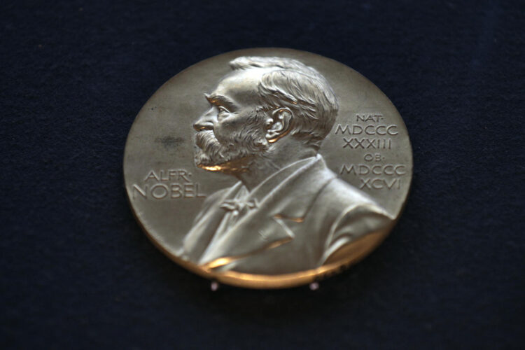 Imagen de archivo de la medalla de los Premio Nobel. EFE/Elvis González