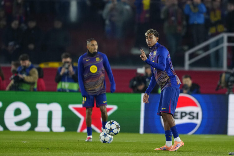 El delantero del Barcelona Lamine Yamal, durante el calentamiento previo al partido de la Liga de Campeones que FC Barcelona y Eintracht Fráncfort disputan en el Camp Nou. EFE/Alejandro García