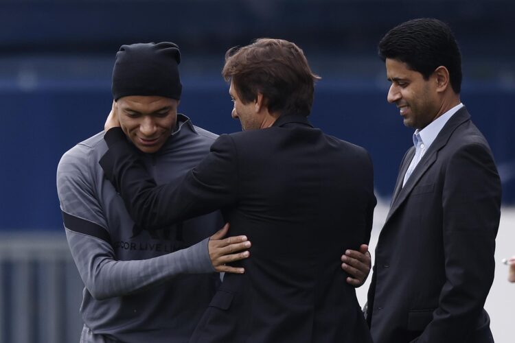 El exjugador del PSG junto al anterior director deportivo Leonardo (C) y el dueño del club NAsser Al Khelaifi. EFE/EPA/YOAN VALAT