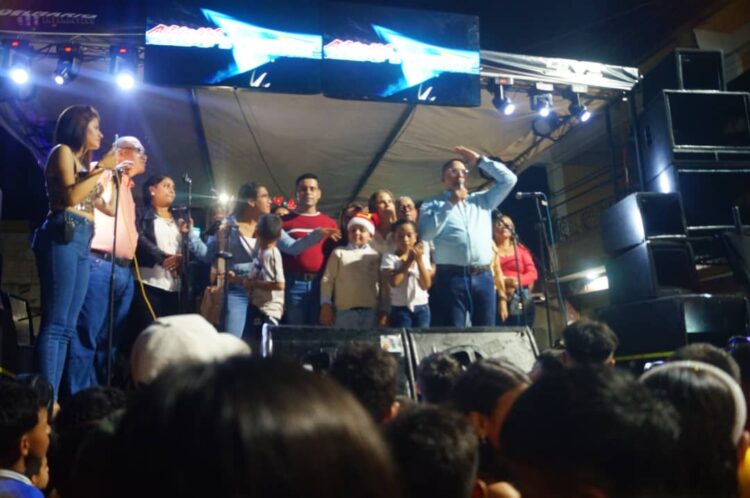 Anuncio del encendido de Luces: que pasen una Navidad Feliz y reciban un próspero Año Nuevo 2026.