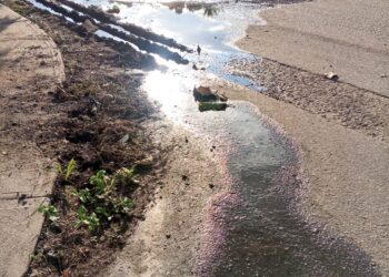 Bote de aguas blancas en Valmore Rodríguez afecta calles y aceras de la parroquia