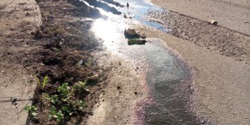 Bote de aguas blancas en Valmore Rodríguez afecta calles y aceras de la parroquia