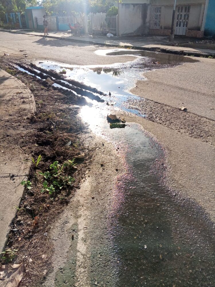 Calles y aceras dañadas por el bote de agua en la parroquia Valmore Rodríguez.