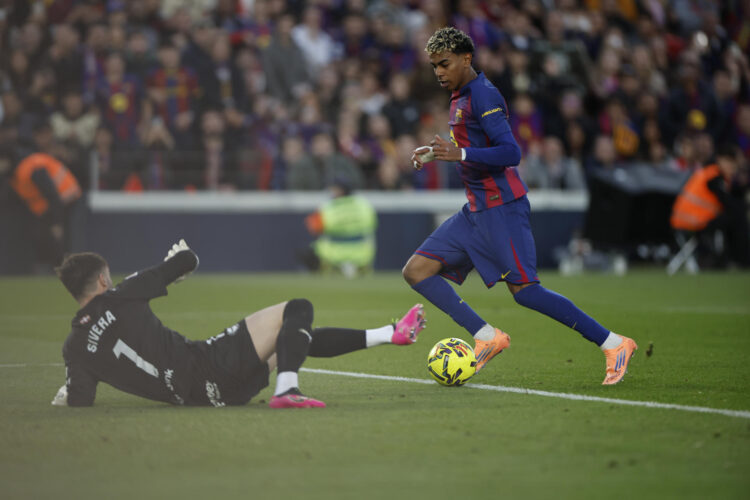 Lamine Yamal (d) trata de superar al portero pelea del Alavés Antonio Sivera, el sábado, en el partido de Liga disputado en el Camp Nou.EFE/Alberto Estévez