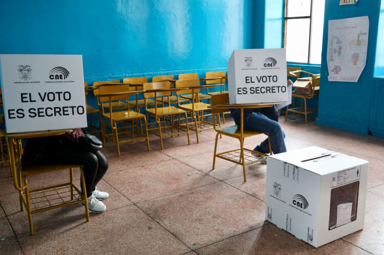 Fotografía del 16 de noviembre de 2025 de una persona vota para el referéndum, en Quito (Ecuador). EFE/ Gianna Benalcazar