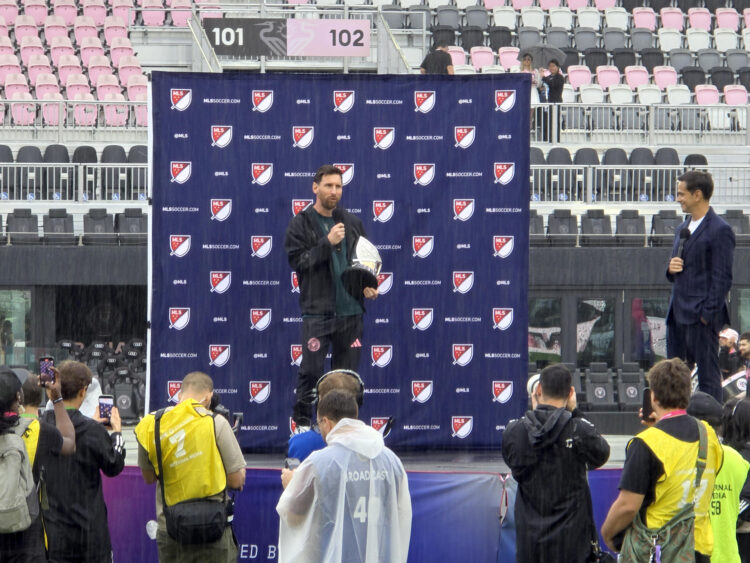 El jugador del Inter Miami Lionel Messi habla tras recibir el premio Landon Donovan al MVP (jugador más valioso) de la MLS, en el Chase Stadium en Fort Lauderdale. EFE/Alberto Boal