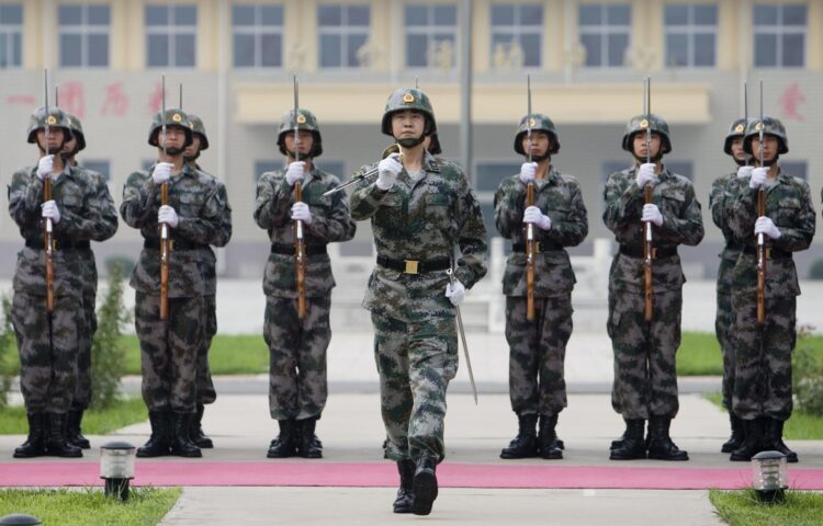 Archive- DAZ01. SHANGHAI(CHINA), 28/07/09.- Soldados del Ejército de Liberación del Pueblo (PLA) durante un entrenamiento militar hoy, 28 de julio de 2009, en el centro de entrenamiento para la Tercera División de Guardia, ubicado en las afueras de Pekín (China). El próximo 1 de agosto se celebra el 82 aniversario de la fundación del PLA. EFE/DIEGO AZUBEL