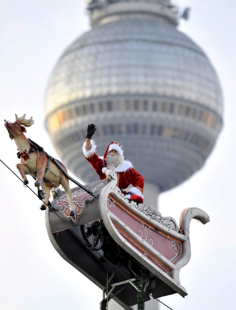 Santa Claus en su viaje mientras atraviesa Berlín. EFE/Rainer Jensen