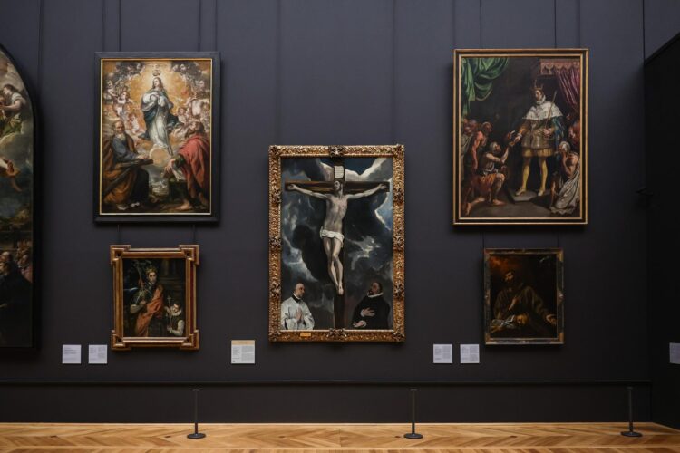Visión general de diversas pinturas de los pintores españoles Murillo y El Greco en exhibición en la sala dedicada a las pinturas italianas y españolas de los siglos XVII y XVIII durante una visita de prensa en el Museo del Louvre, París, Francia, 02 de diciembre de 2025. El Museo del Louvre reabre sus galerías dedicadas al arte italiano y español de los siglos XVII y XVIII después de un año de renovación. Las obras se presentan en una disposición del museo rediseñada con una exhibición modificada basada en adquisiciones y préstamos. (Francia) EFE/EPA/TERESA SUAREZ