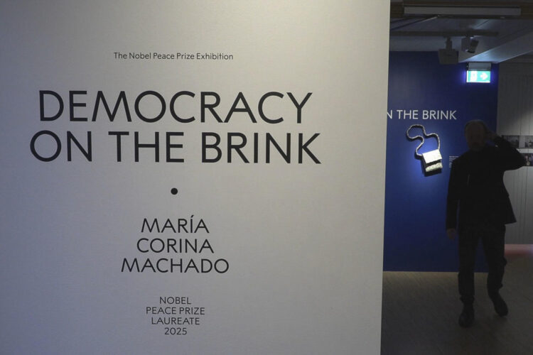 - Vista de una exposición en Oslo, Noruega, que documenta el activismo político de la opositora venezolana María Corina Machado y el éxodo de millones de sus compatriotas por la situación política del país, este martes. El Centro del Nobel de la Paz inaugura esta semana esta muestra, coincidiendo con la entrega del premio Nobel de la Paz a Machado. EFE/ Paloma Rocha