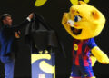 El FC Barcelona presenta en sociedad el peluche de su mascota CAT