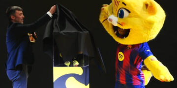 El FC Barcelona presenta en sociedad el peluche de su mascota CAT