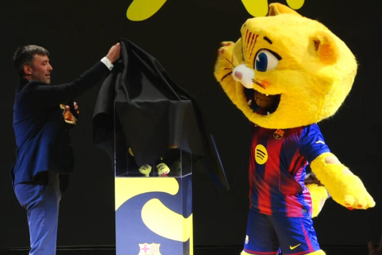El FC Barcelona ha presentado el peluche de su mascota CAT, todo un fenómeno de masas.EFE