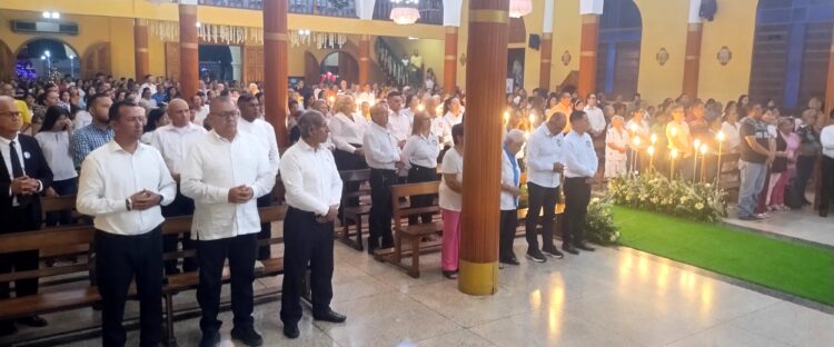 La feligresía desbordó el templo parroquial (Fotos Douglas Abreu)