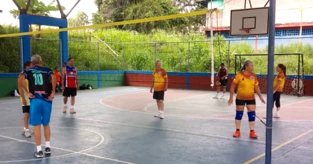 Cancha “Plata 4” de Valera sirvió de escenario para una nueva fecha del Campeonato de Volibol 'Copa Navidad' (Fotos Hablemos de Deporte)