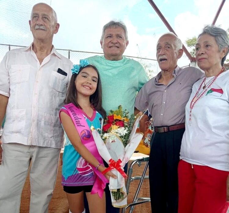 Homenajeados: Amabile Valero, Nubia Palma, hermanos Omar y Enrique Artigas junto a la reina Nicole Cardozo Carrizo (Fotos Hablemos de Deporte).