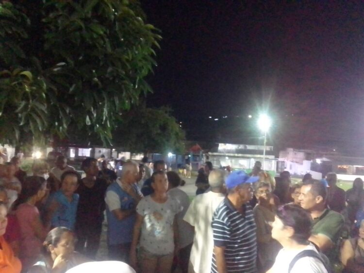 Alrededor de 200 personas asistieron a la asamblea