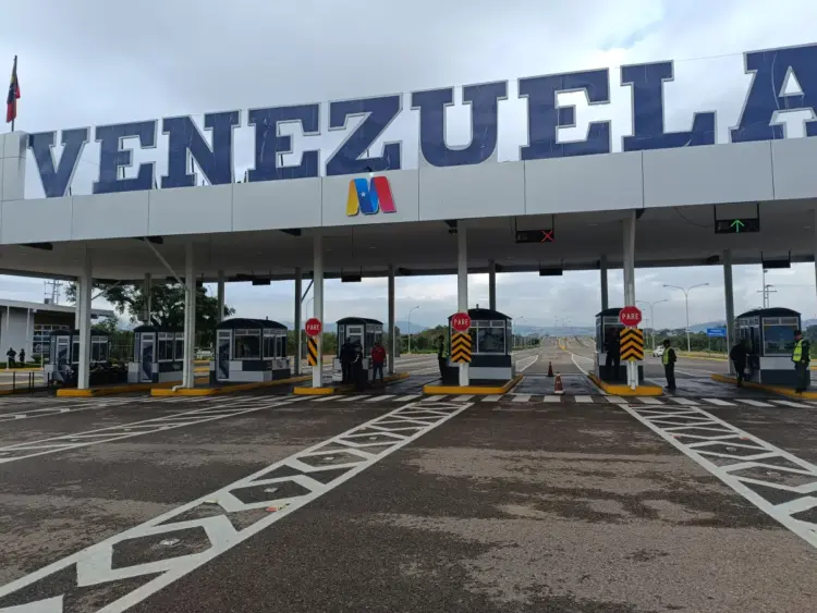 Las colas para el sellado aumentarán en los próximos días. Foto: Maryerlin Villanueva