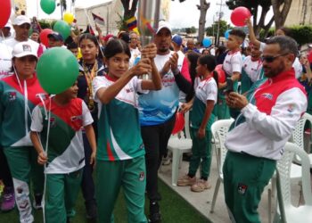 Gobernador Márquez presidió llegada del fuego patrio de los III Juegos Deportivos Comunales