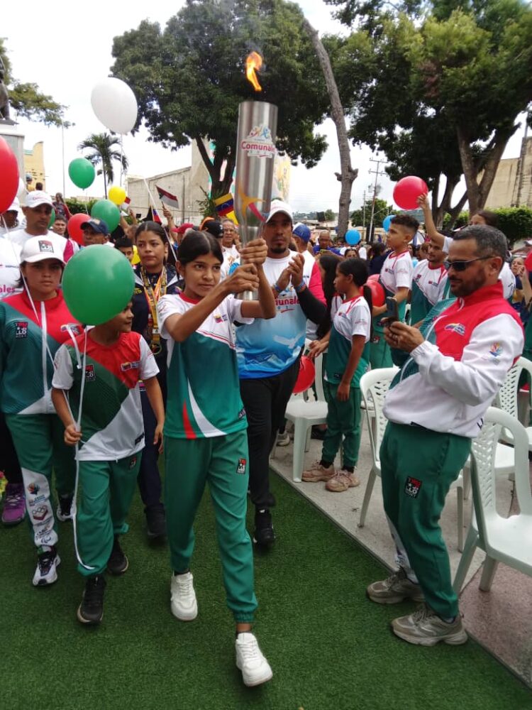 El fuego patrio fue conducido por destacados atletas y medallistas regionales.