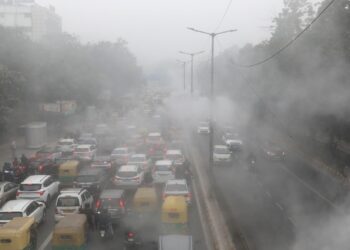 Un cóctel de niebla y esmog tóxico reduce al mínimo la visibilidad en Nueva Delhi