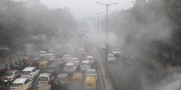 Un cóctel de niebla y esmog tóxico reduce al mínimo la visibilidad en Nueva Delhi