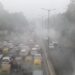 Un cóctel de niebla y esmog tóxico reduce al mínimo la visibilidad en Nueva Delhi