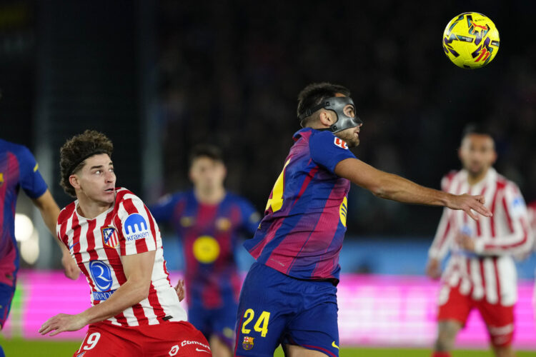 El centrocampista del FC Barcelona Eric García (d) lucha con Julián Álvarez (i), del Atlético de Madrid, durante el partido de la jornada 19 de LaLiga que FC Barcelona y Atlético de Madrid disputaron este martes en el estadio Spotify Camp Nou de Barcelona. EFE/Alejandro García