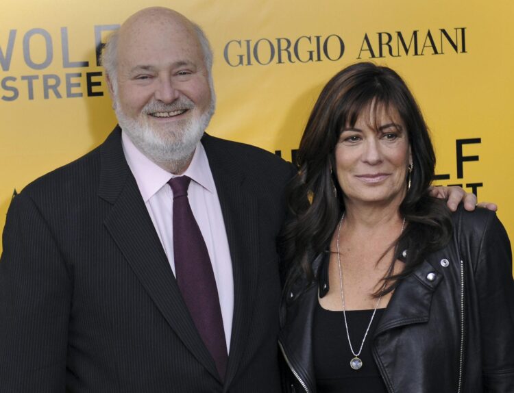 Fotografía de archivo del 17 de diciembre de 2013 del director estadounidense Rob Reiner (i) y su esposa Michele Singer posando a su llegada al estreno de 'The Wolf Of Wall Street', en el Teatro Ziegfeld en Nueva York (Estados Unidos). EFE/ Peter Foley
