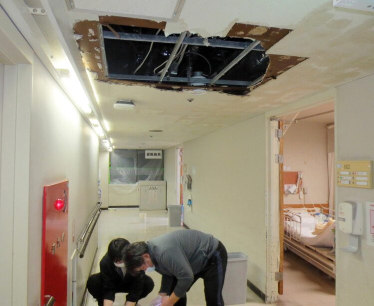 Fotografía de archivo, tomada el 09/12/2025, que muestra a personas limpiando el techo de un hospital que resultó afectado en el terremoto de 7,5 registrado el lunes en Japón. EFE/EPA/JIJI PRESS JAPAN OUT EDITORIAL USE ONLY