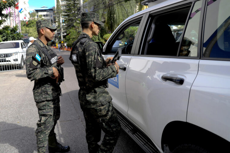 Integrantes de las Fuerzas Armadas de Honduras custodian el acceso al Centro de Divulgación de Resultados del Consejo Nacional Electoral (CNE), en Tegucigalpa (Honduras). EFE/ Gustavo Amador