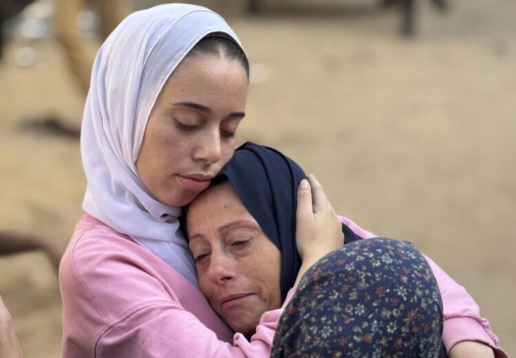 Familiares lloran en el hospital Al Shifa donde fueron trasladadas las víctimas de un ataque israelí en la ciudad de Gaza, el 20 de noviembre de 2025. EFE/ Ahmad Awad