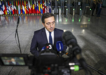 Albares pide que la crisis de Venezuela se resuelva «por medios pacíficos»
