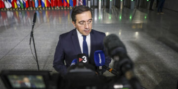 Albares pide que la crisis de Venezuela se resuelva «por medios pacíficos»