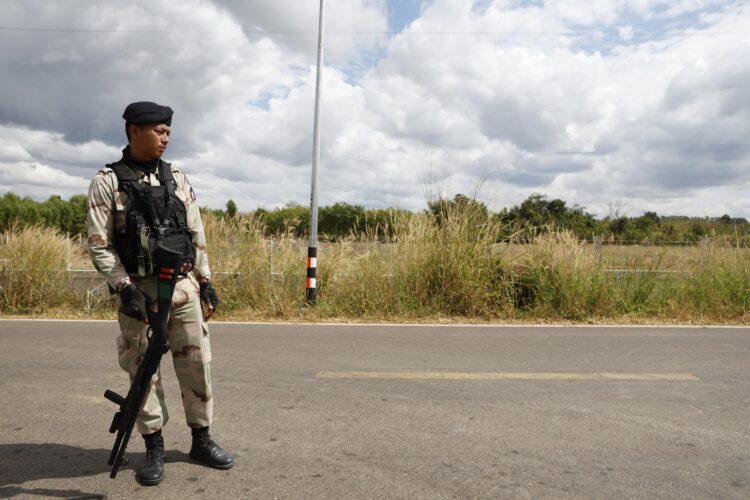 Fotografía de archivo de un militar tailandés armado cerca de la frontera con Camboya. 
EFE/EPA/RUNGROJ YONGRIT