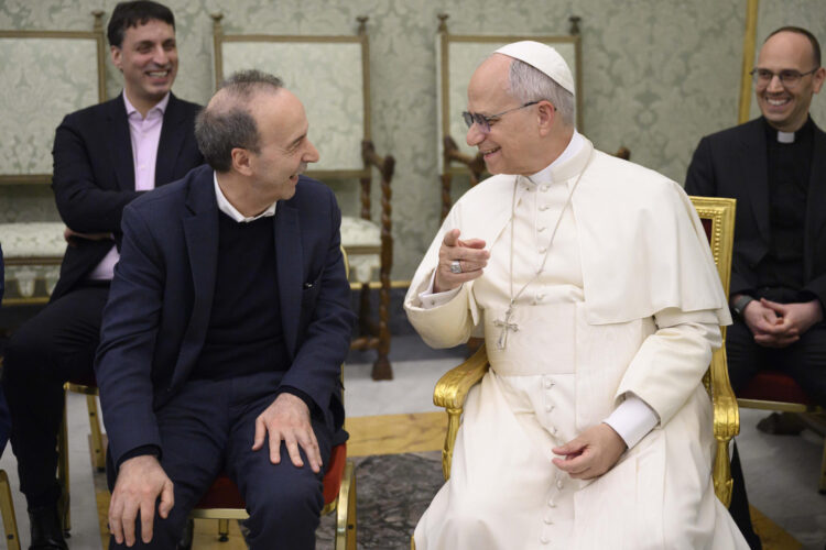 El papa León XIV conversa este jueves en el Vaticano con el actor y director italiano Roberto Benigni (izda), mundialmente conocido por su película 'La vita è bella' ('La vida es bella', 1997), en un encuentro en el que conversaron sobre cine y vieron fragmentos del nuevo monólogo dedicado a San Pedro, "Pedro, el hombre en el viento". EFE/Simone Risoluti/Dicasterio para la Comunicación del Vaticano