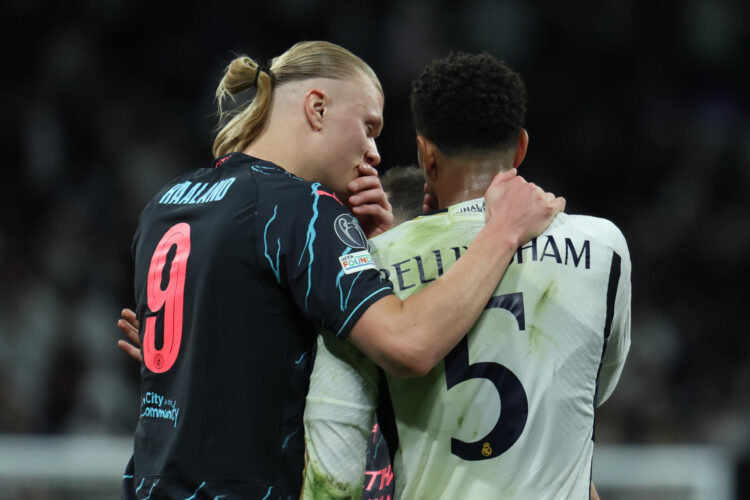 El centrocampista del Real Madrid Jude Bellingham (d) conversa con Erling Haaland, del Manchester, al término del partido de ida de cuartos de final de la Liga de Campeones que los enfrentó el 9 de abril de 2024, en el estadio Santiago Bernabéu. EFE/Kiko Huesca