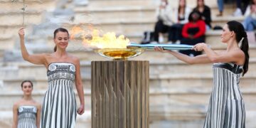 La llama olímpica deja Grecia y pone rumbo a Italia para Milán-Cortina 2026