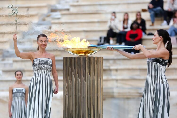 La actriz griega Mary Mina, en el papel de la Suma Sacerdotisa, enciende la Antorcha Olímpica durante la ceremonia de entrega de la Llama Olímpica para los Juegos Olímpicos de Invierno Milano Cortina 2026, en el Estadio Panatenaico de Atenas, Grecia. EFE/ Orestis Panagiotou
