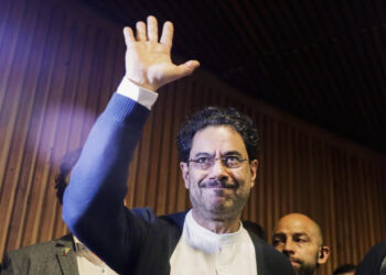 El senador de izquierdas Iván Cepeda lidera la intención de voto presidencial en Colombia