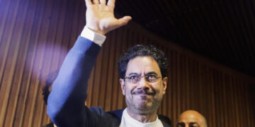 El senador de izquierdas Iván Cepeda lidera la intención de voto presidencial en Colombia