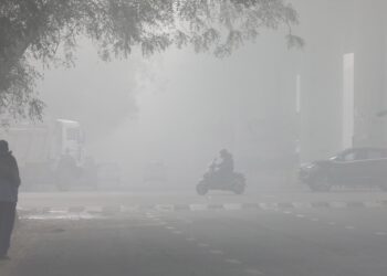 Más de 100 vuelos cancelados en Nueva Delhi por baja visibilidad en pico de contaminación